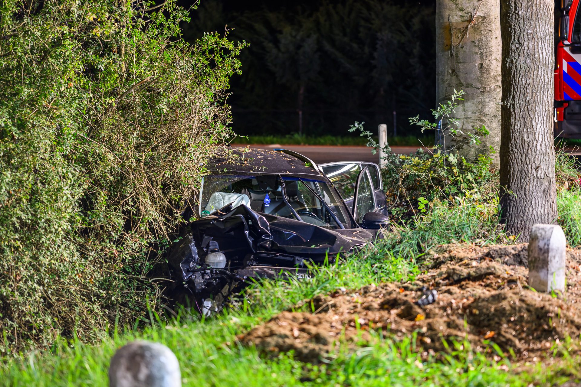 Auto belandt in sloot na botsing met tractor