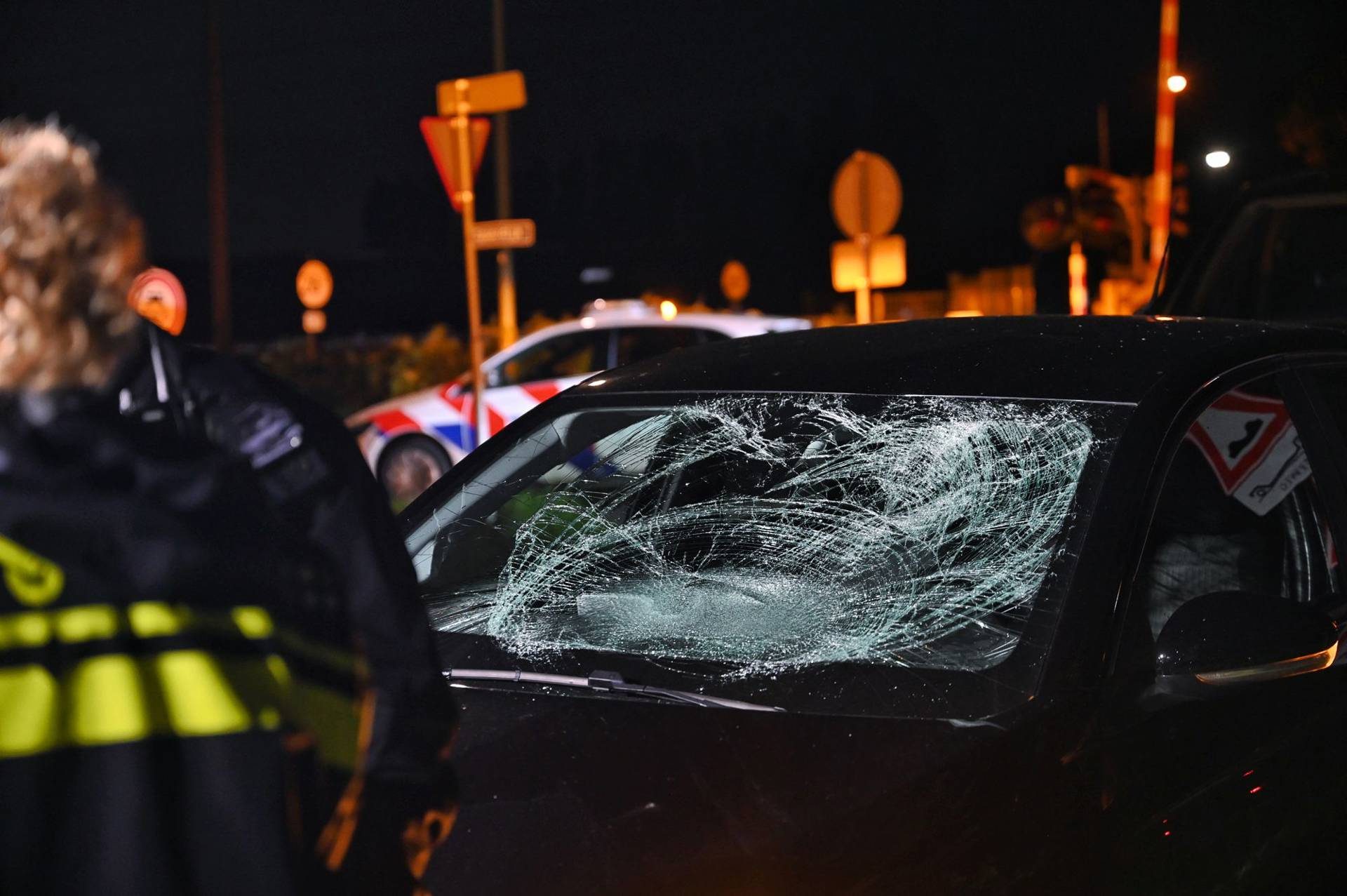 Fietser belandt in sloot na harde botsing met auto