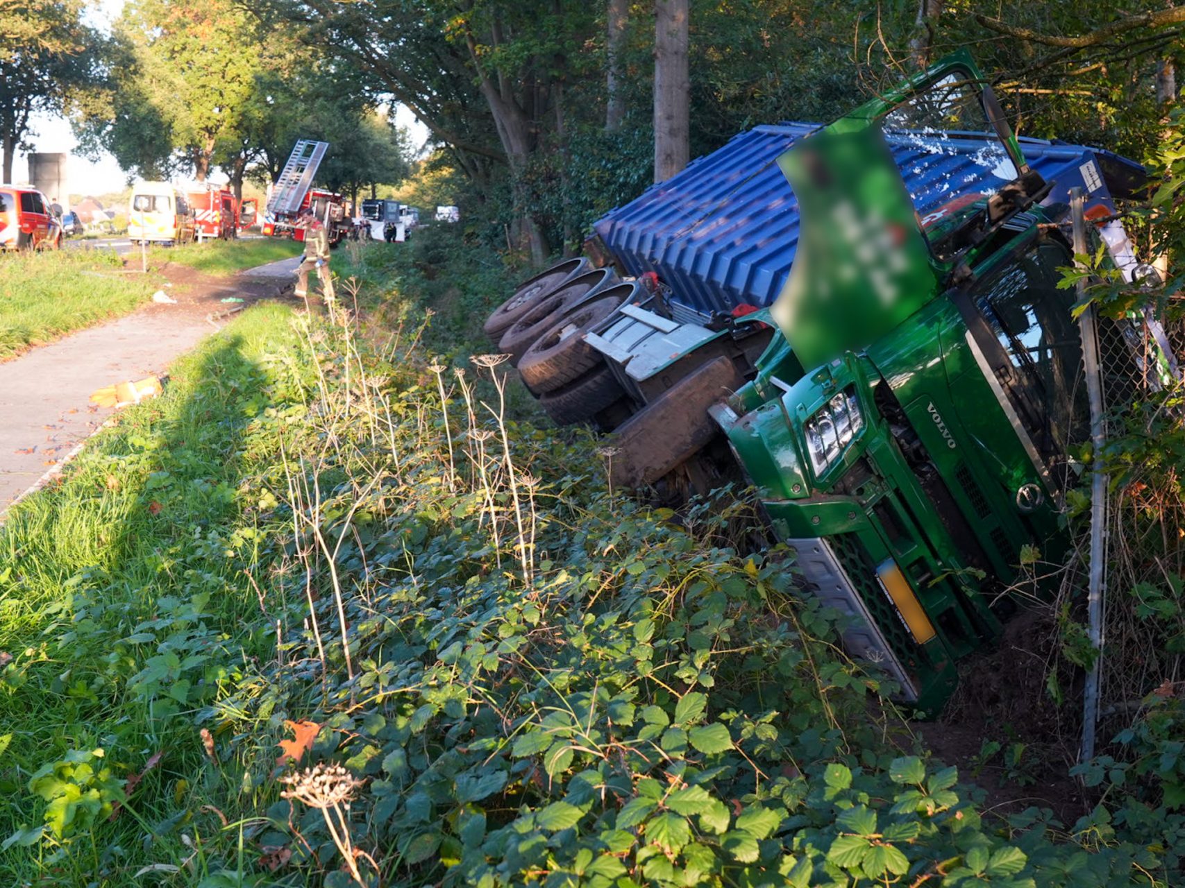 Vrouw gewond bij botsing met vrachtwagen, die in sloot belandt