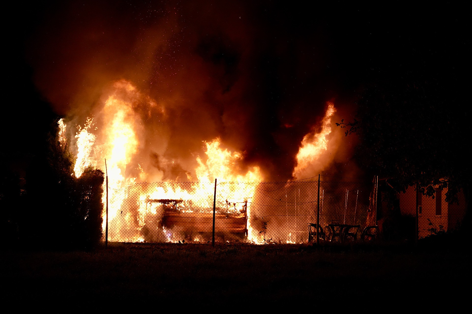 Camping in brand: twee chalets verwoest door vlammenzee in de nacht