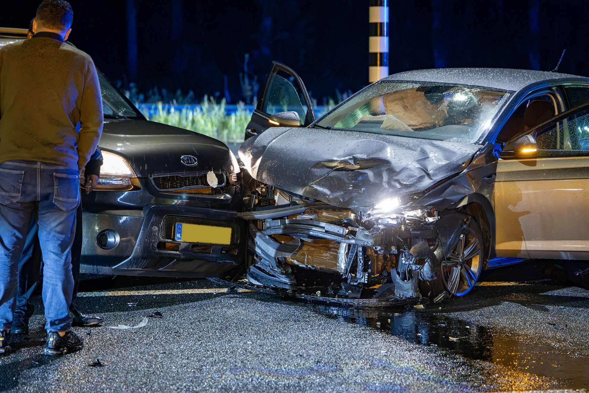 Drie gewonden bij zware aanrijding, weg afgesloten