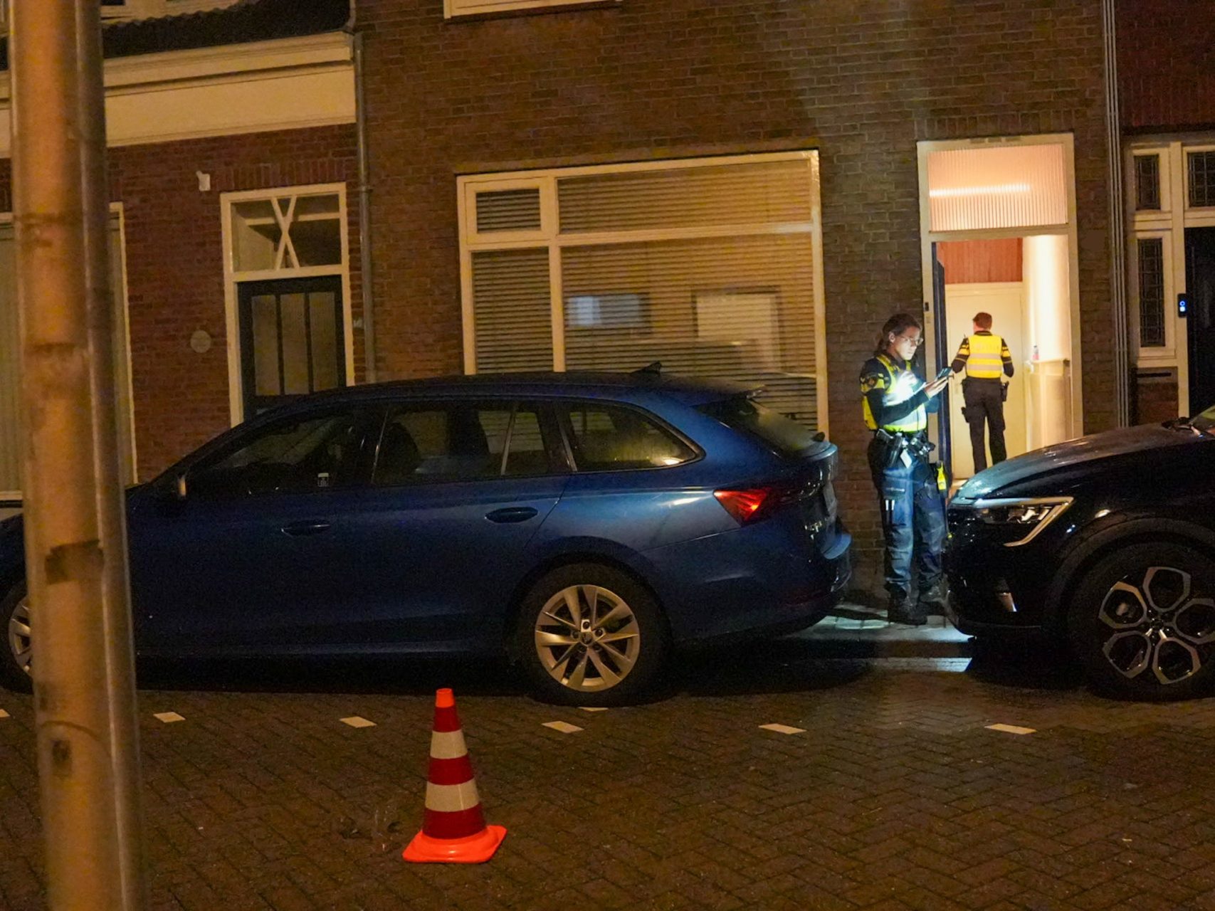 Explosie bij voordeur van woning veroorzaakt schade