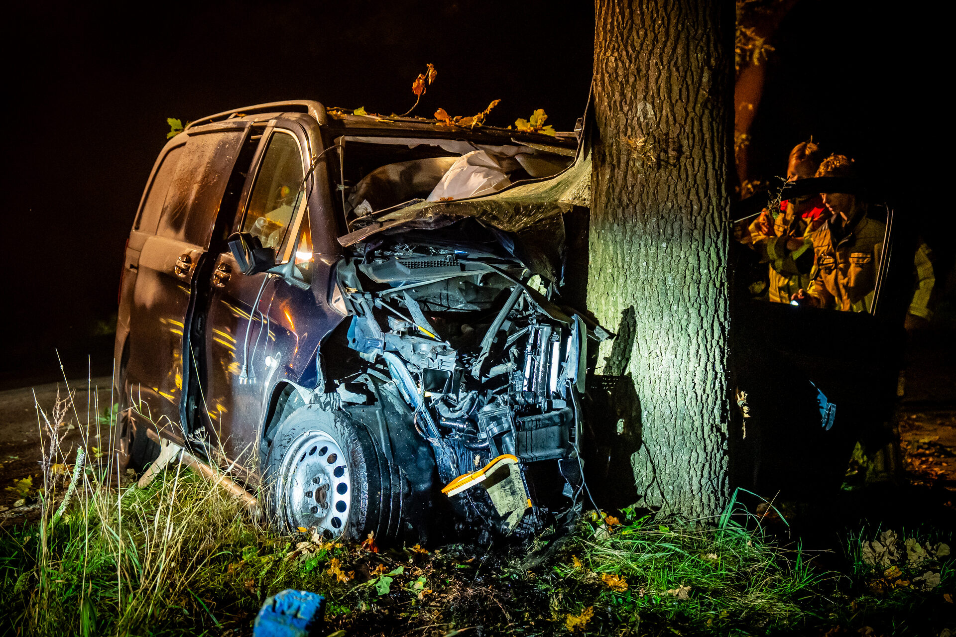Bestuurder zwaargewond na botsing tegen boom in Vinkega