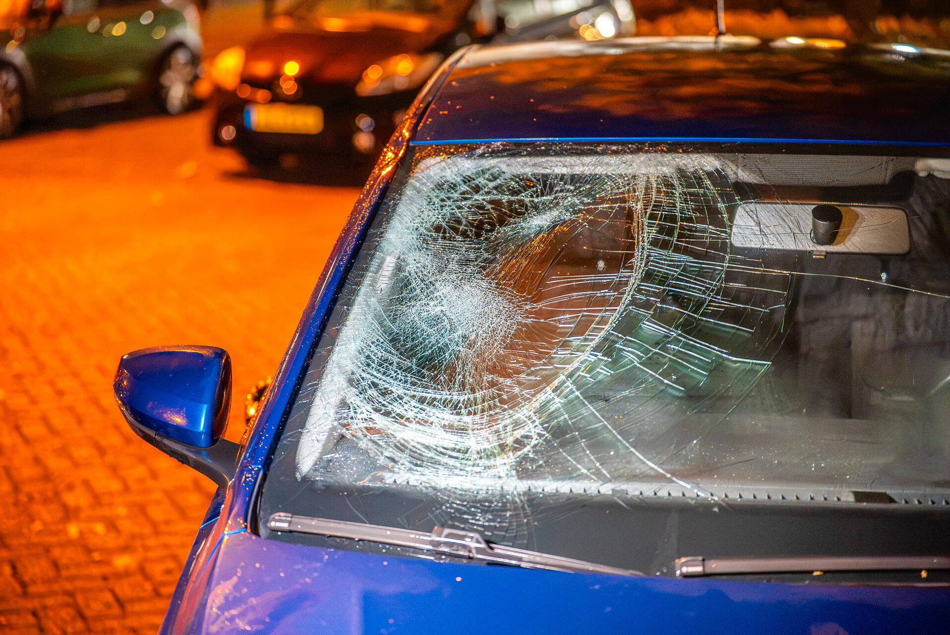 Tiener zwaargewond bij aanrijding met auto, bestuurder aangehouden