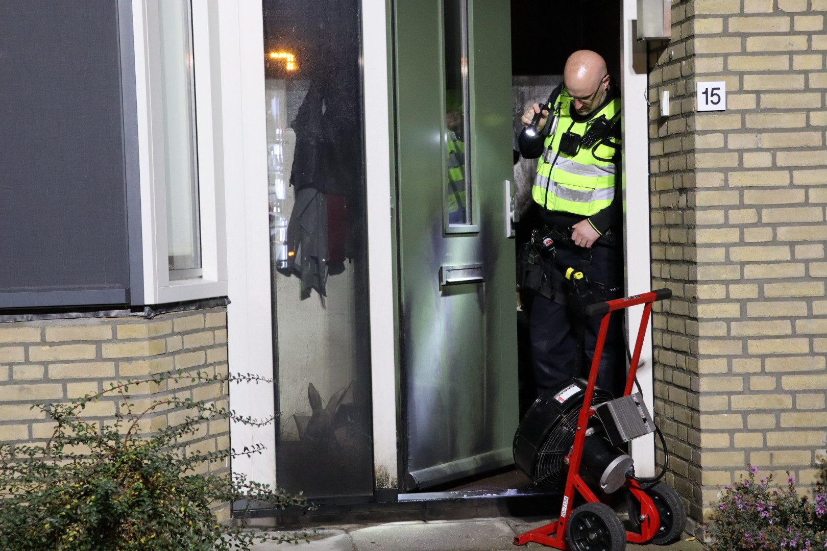 Buurtbewoners grijpen in bij woningbrand, politie onderzoekt brandstichting