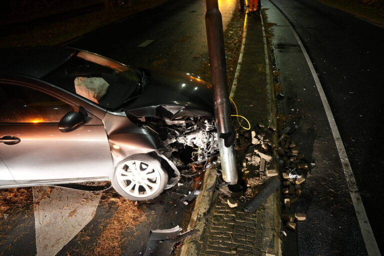 Auto botst tegen lantaarnpaal, flinke schade