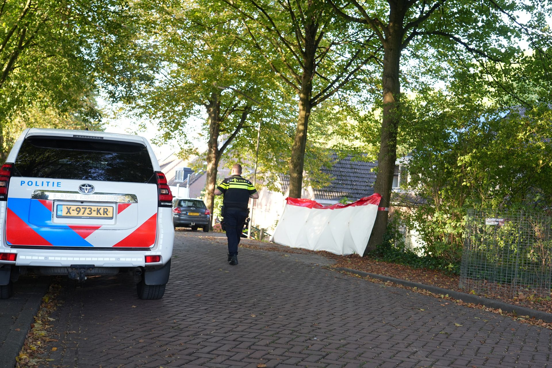 Overleden persoon aangetroffen, politie sluit straat af