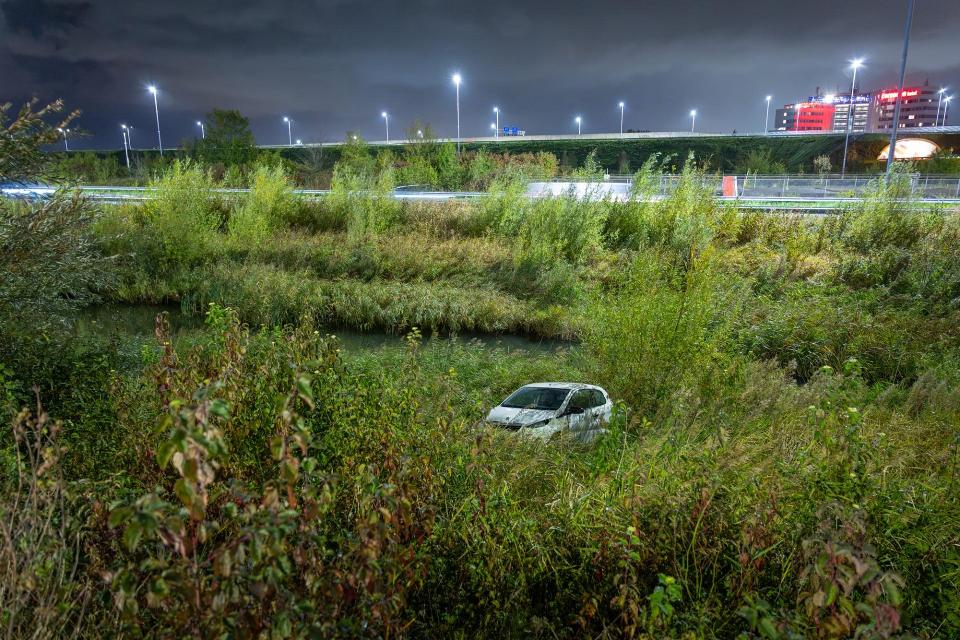 Auto bijna in sloot langs snelweg, bestuurder naar politiebureau