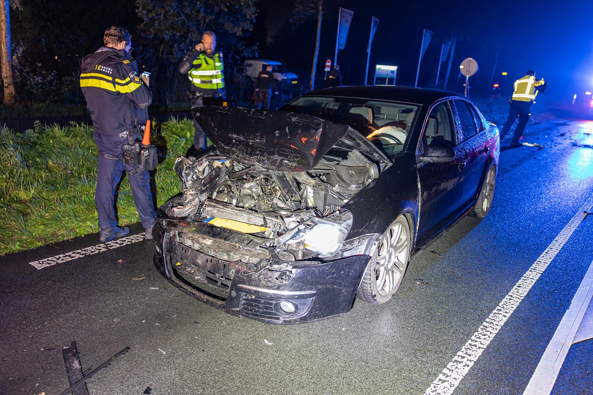 Veel schade door kop-staart botsing met drie voertuigen