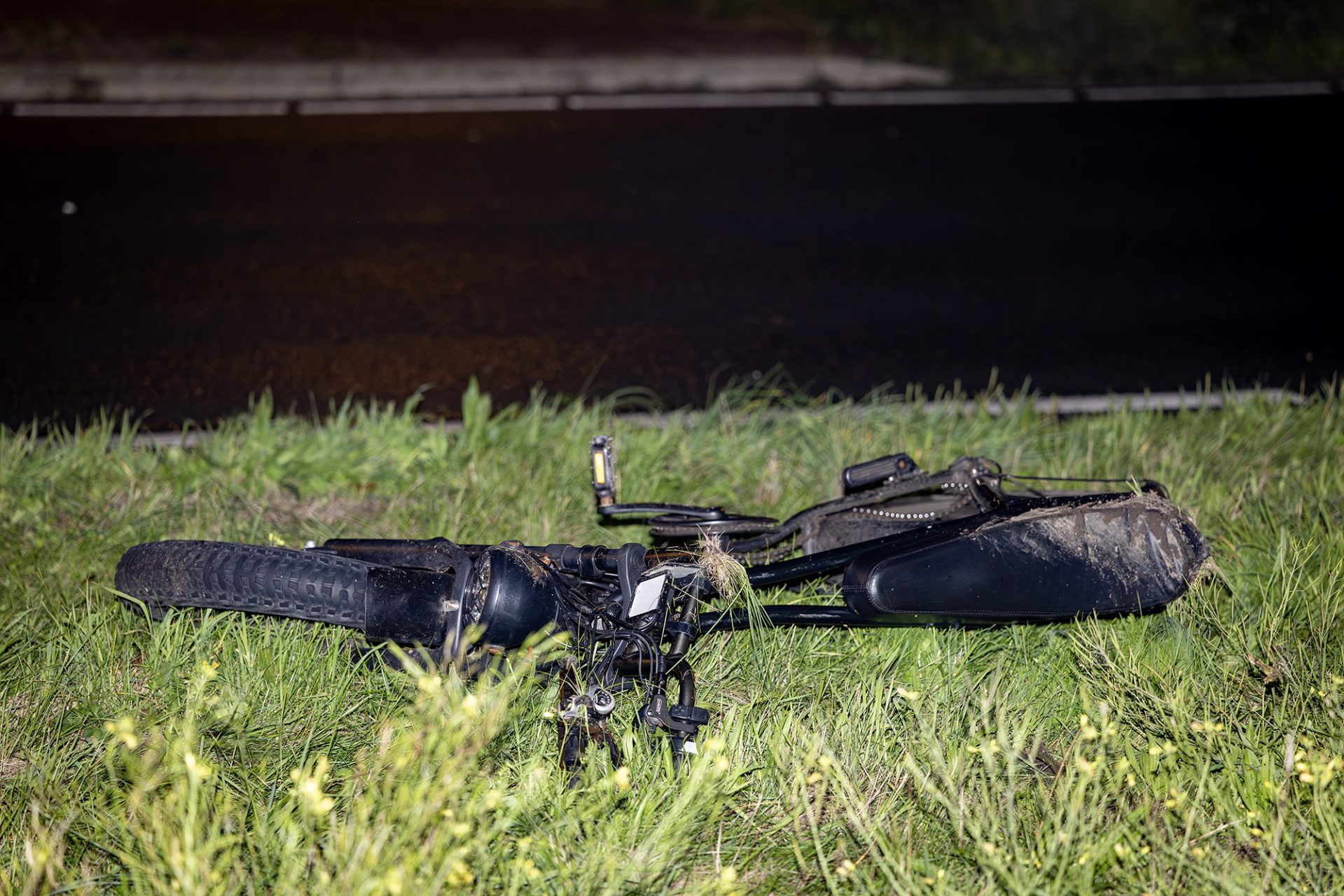 Gewonde en aanhouding na botsing tussen fatbike en bezorgbus in Limmen
