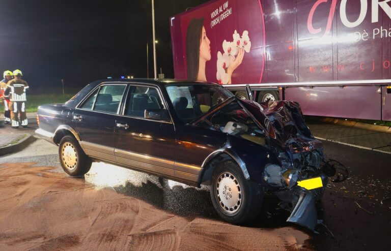 Automobiliste gewond na botsing met vrachtwagen, mogelijk onder invloed
