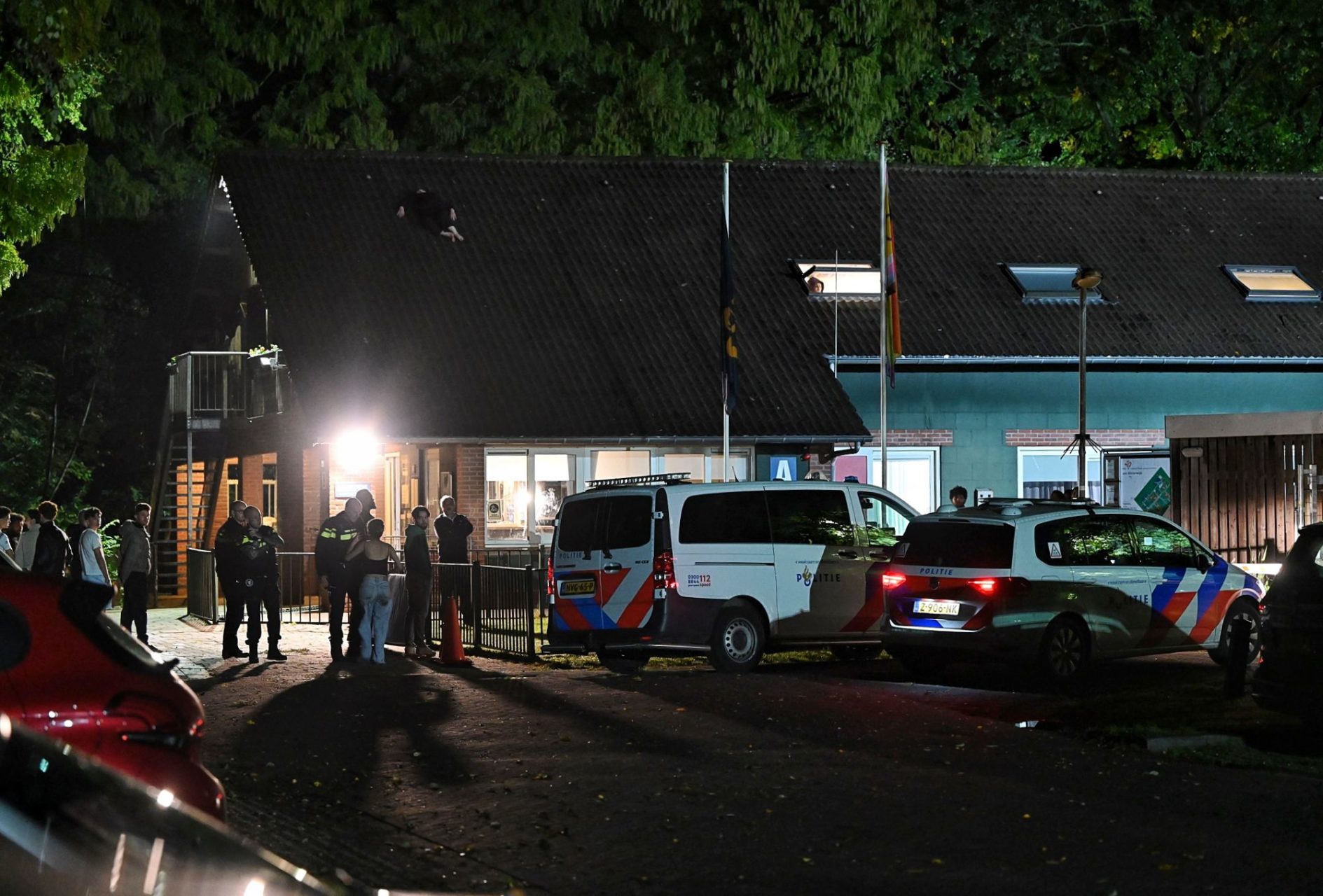 Bewoners azc vangen vrouw op die van dak valt