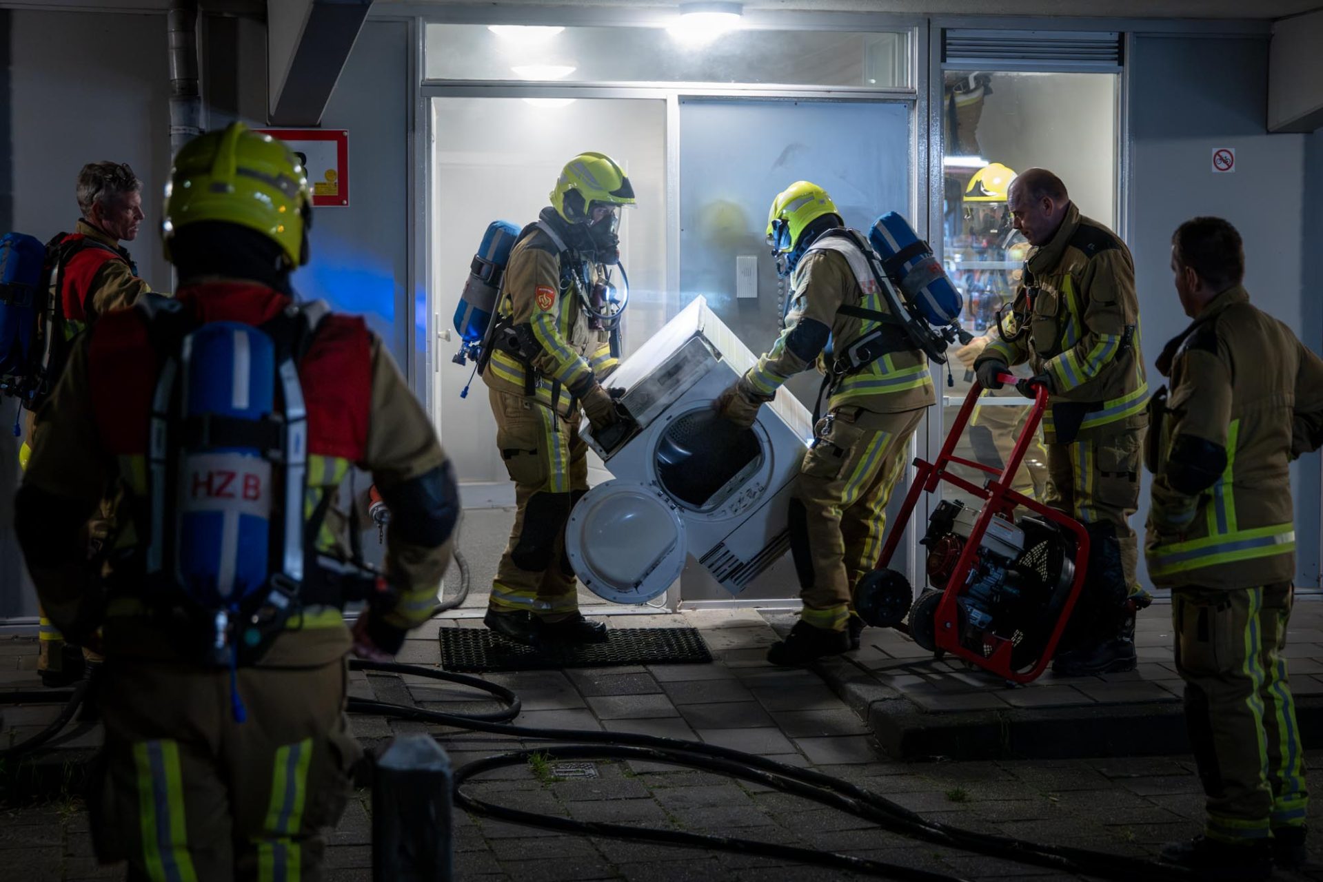 Bewoners nagekeken na brand in berging van flat in Haarlem