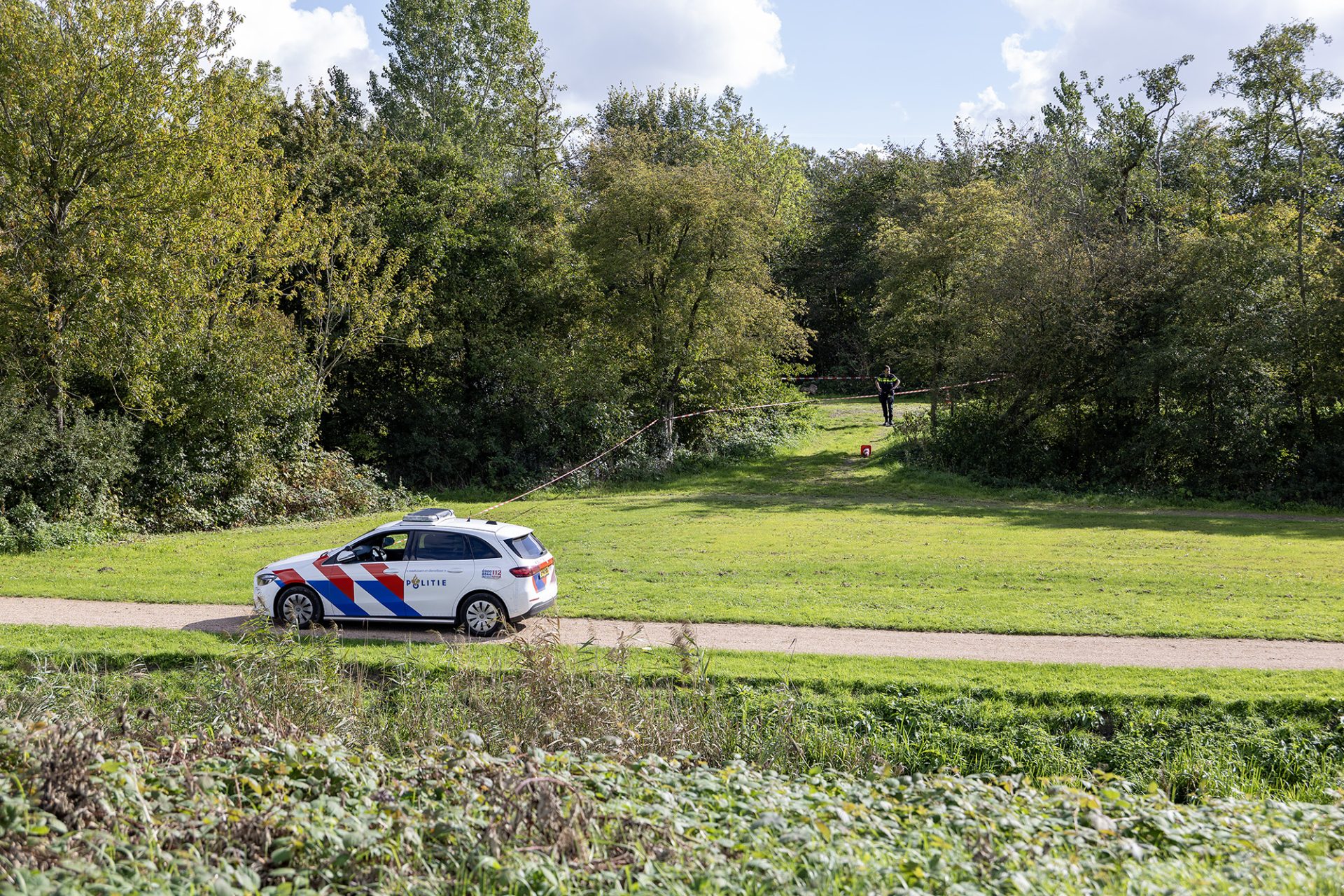 Omstanders vinden dood lichaam in bos