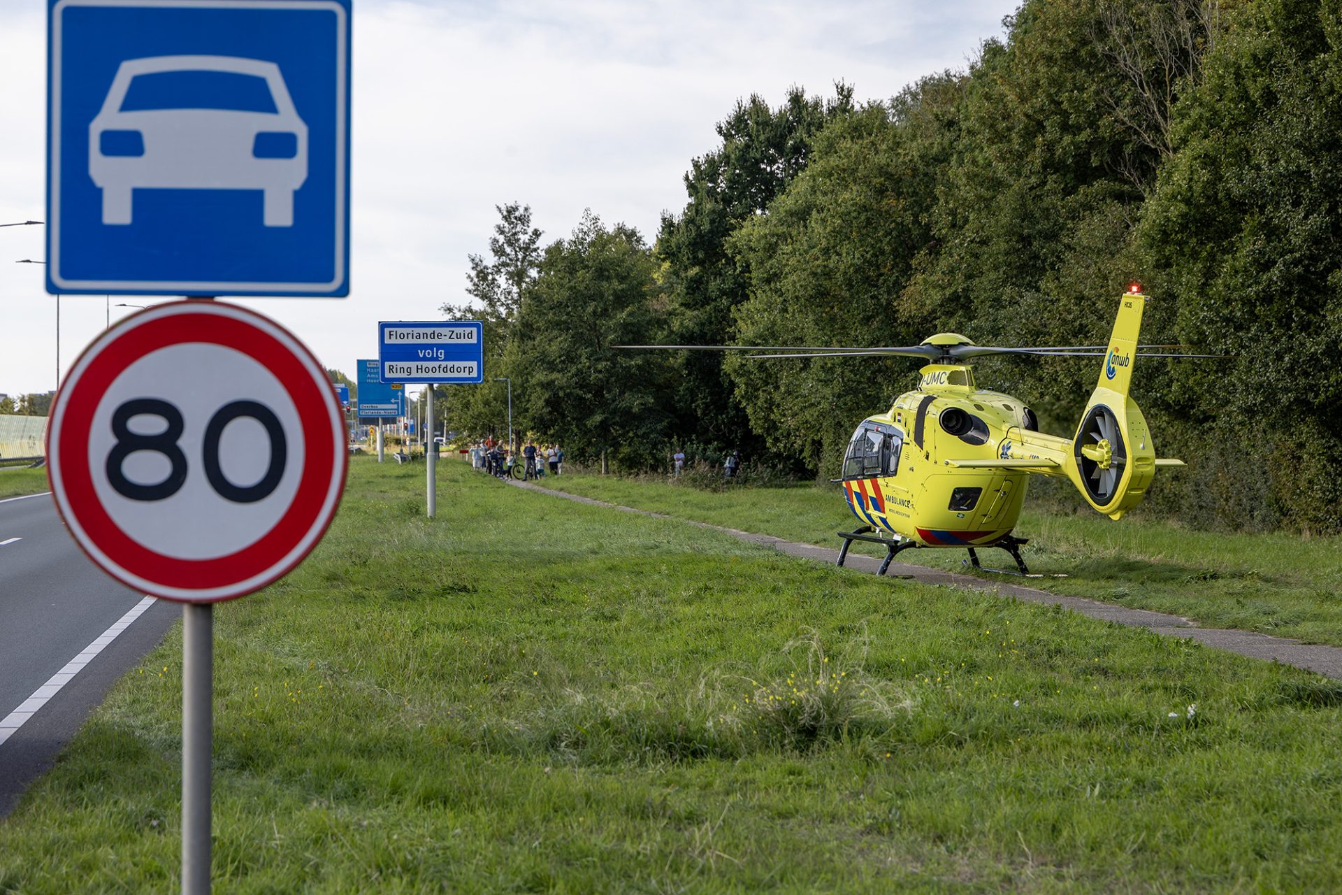UPDATE: Motorrijder ernstig gewond, automobilist rijdt door na botsing