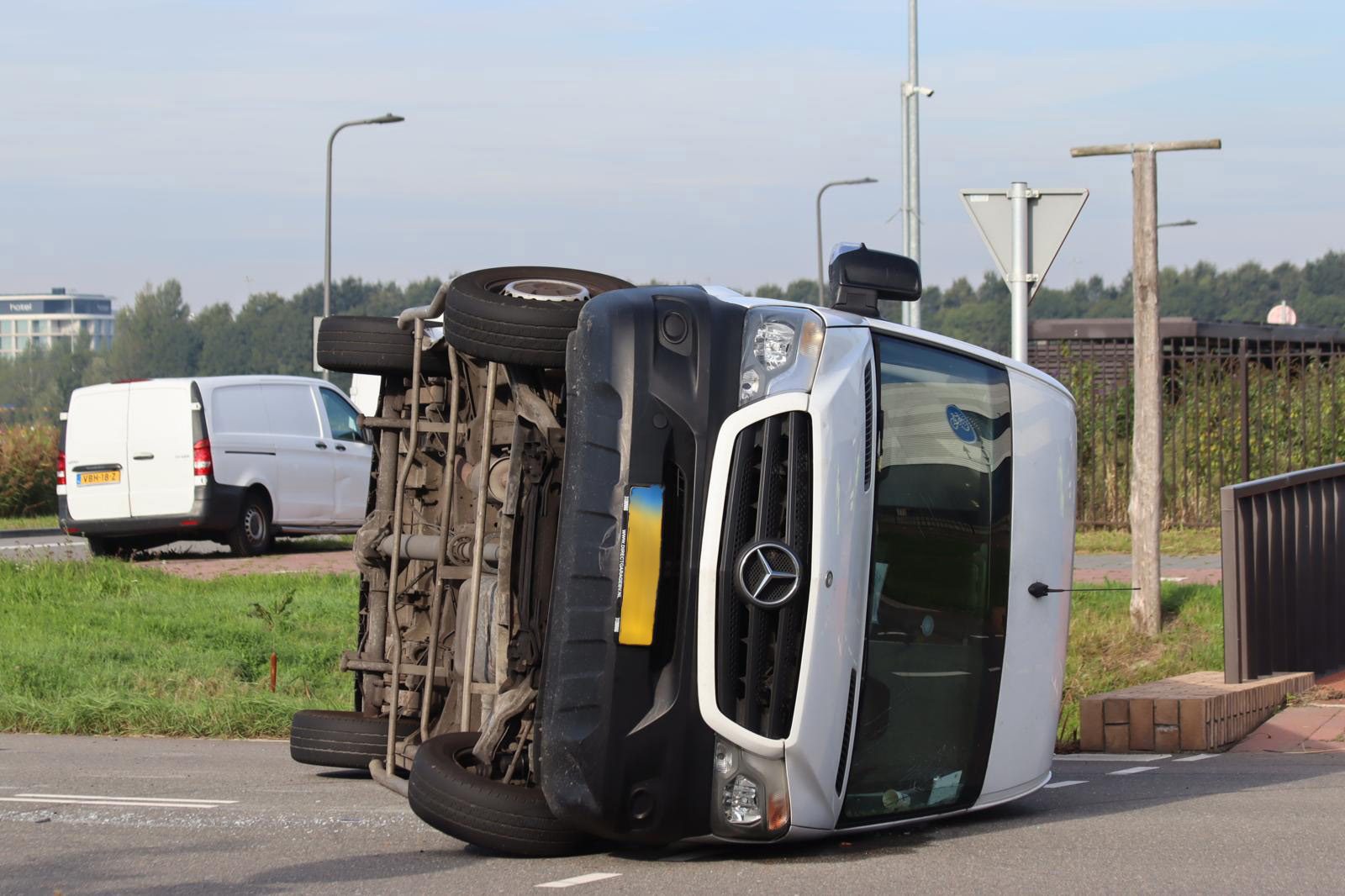 Busje belandt op zijkant na botsing met auto