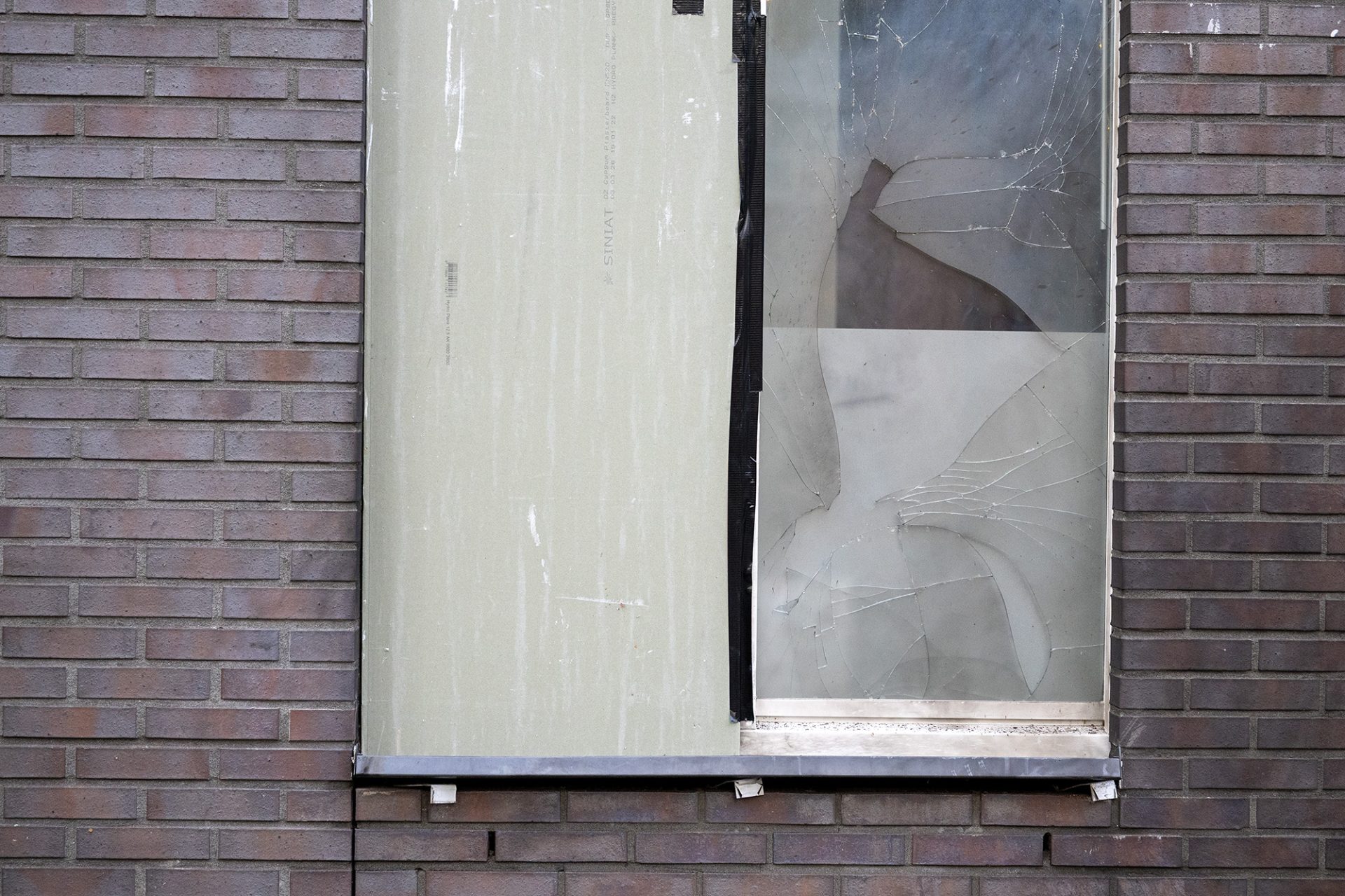 Explosief blaast twee ramen uit woning