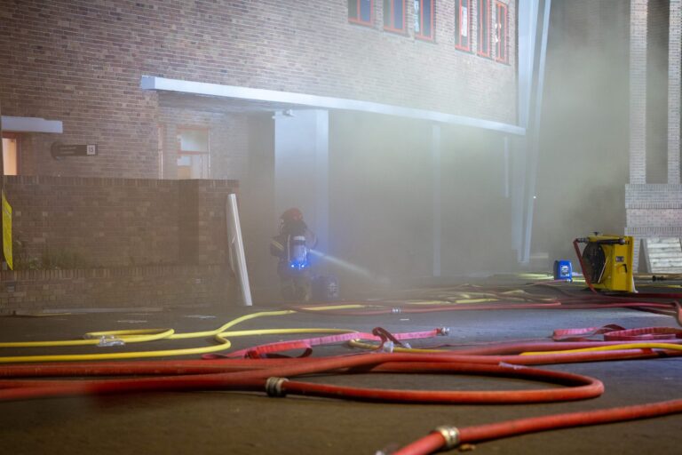 Brand onder stadion breidt zich uit naar spouwmuren