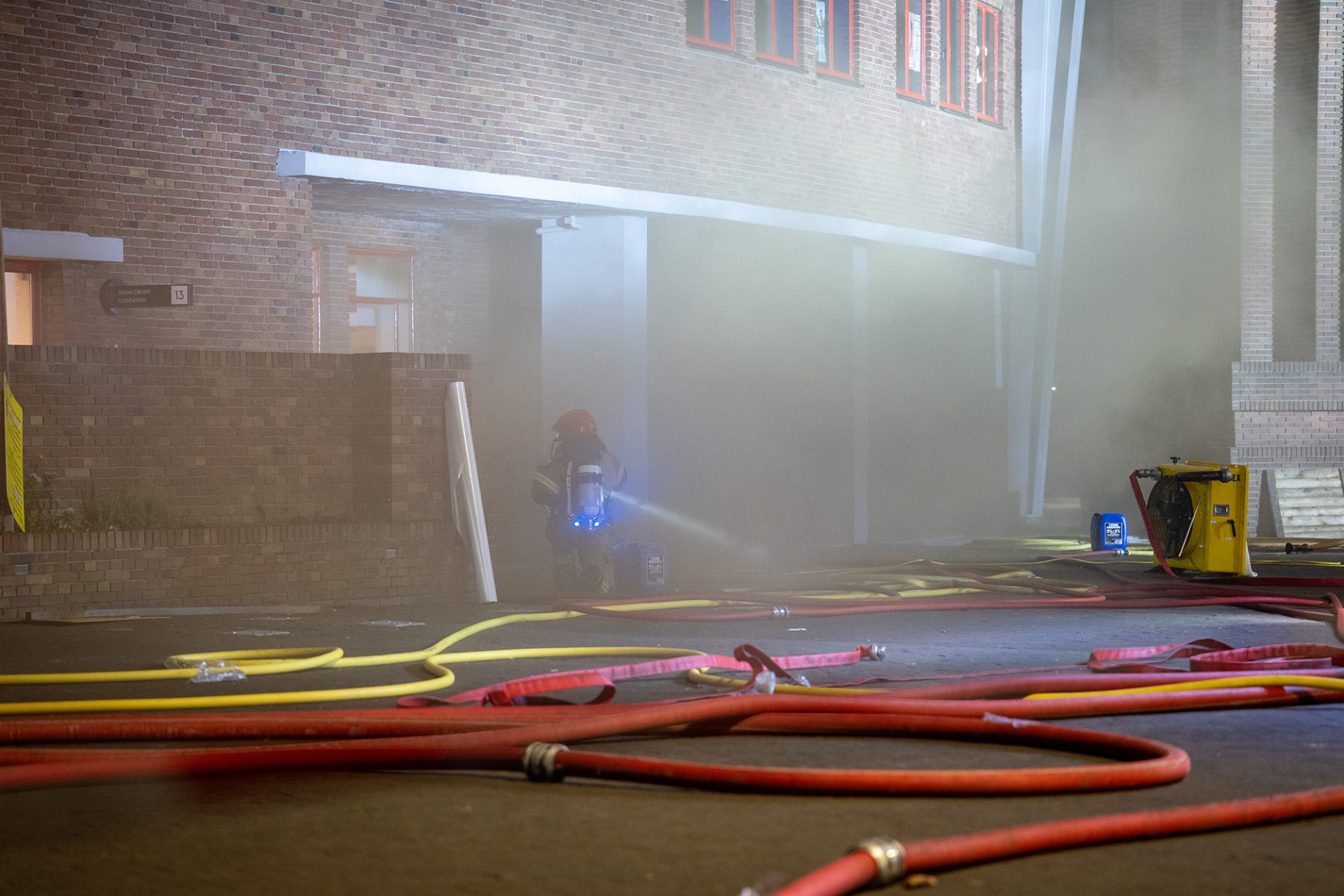 Brand onder stadion breidt zich uit naar spouwmuren