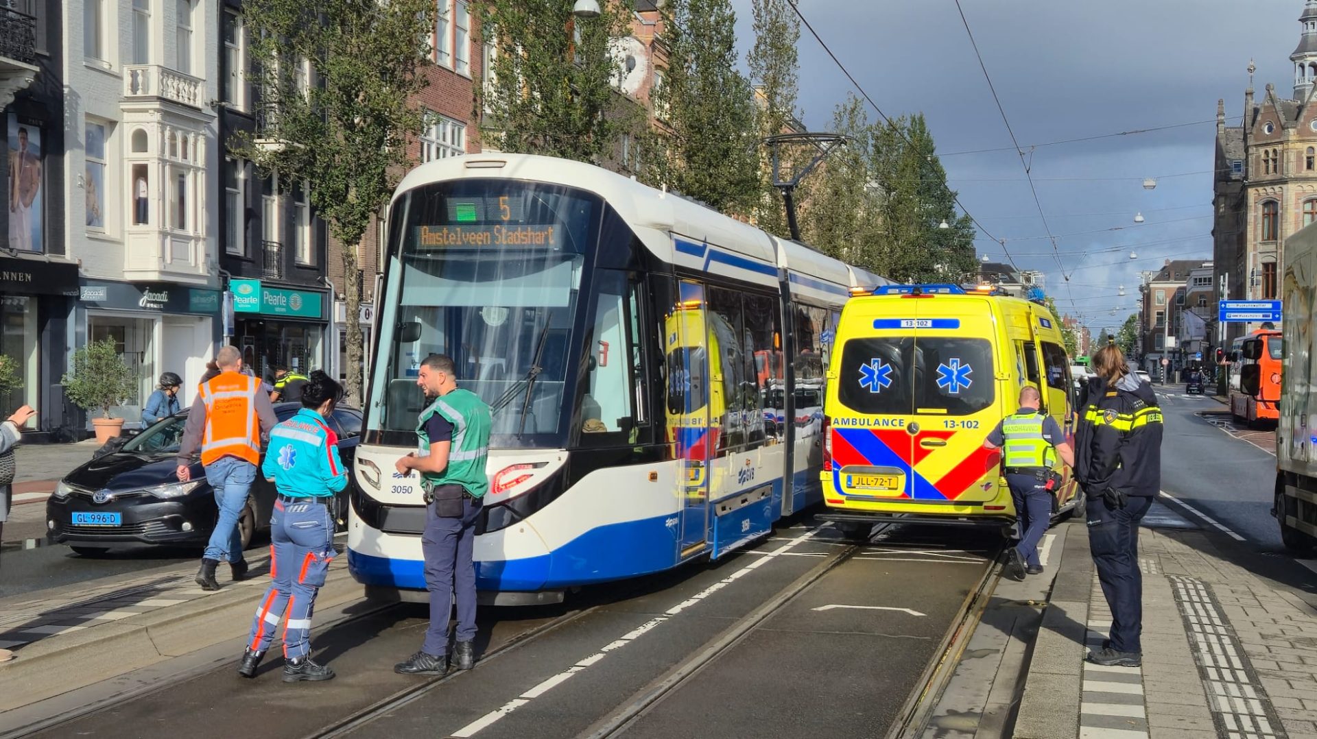 Voetganger gewond naar ziekenhuis na aanrijding met tram