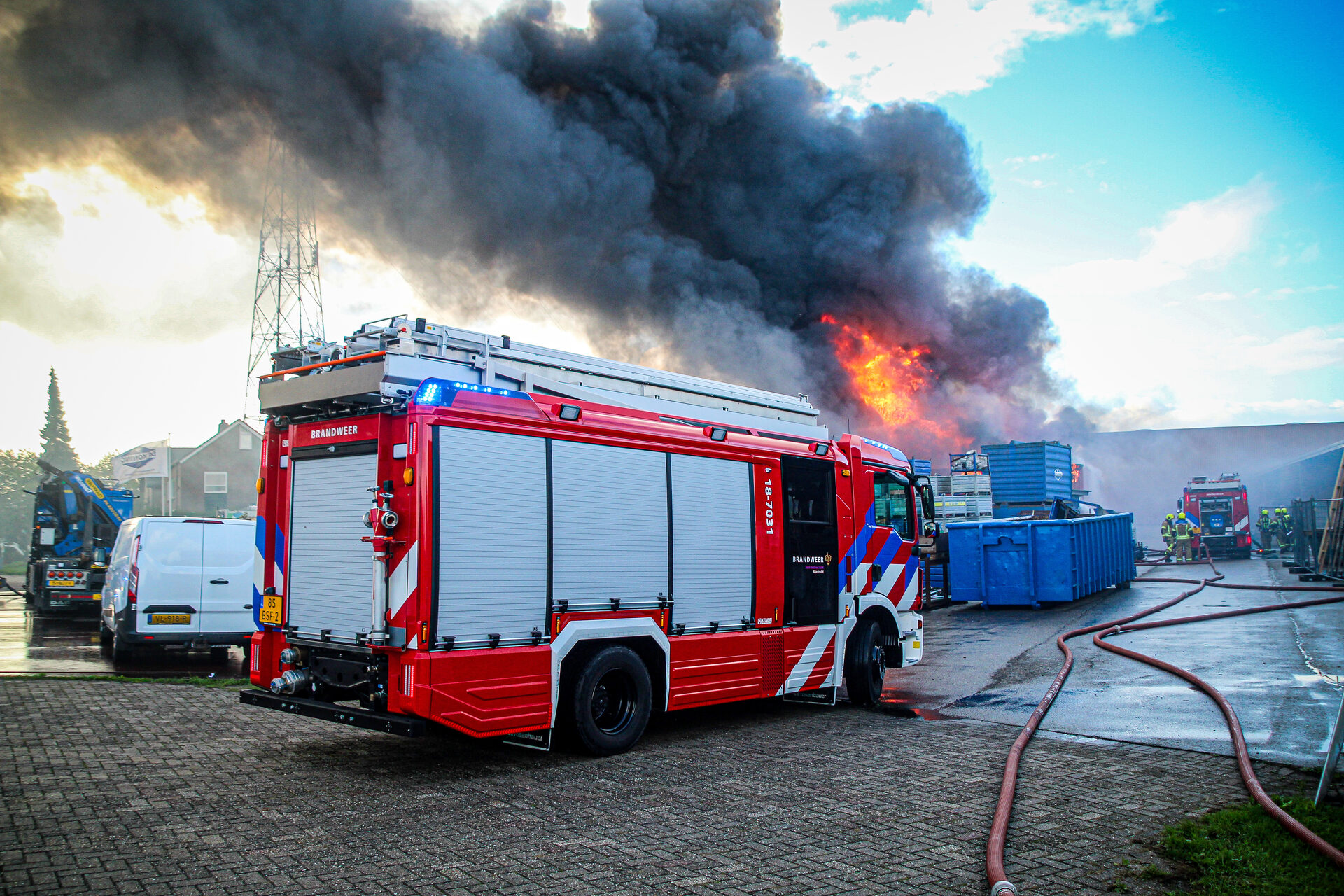 Zeer grote loodsbrand met explosies, journalist door agenten weggesleept
