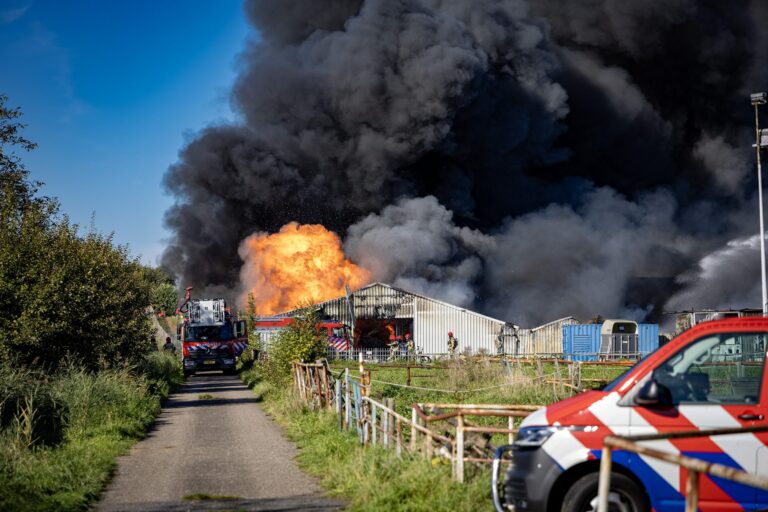 UPDATE: Zeer grote loodsbrand met enorme rookwolken en twee zware explosies