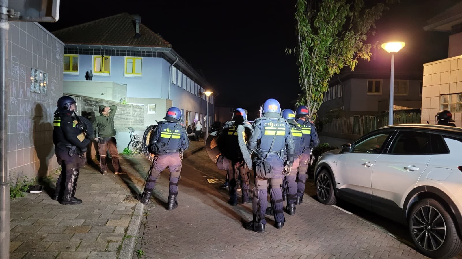 Brandstichting lokt rellen uit, ME grijpt in na aanvallen op hulpverleners
