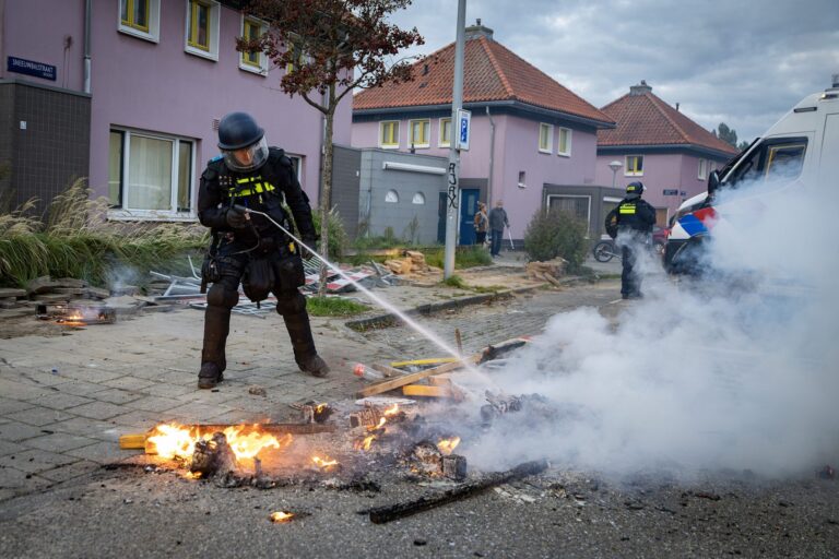 Opnieuw rellen: brandstichting en bekogelde politie, ME grijpt in