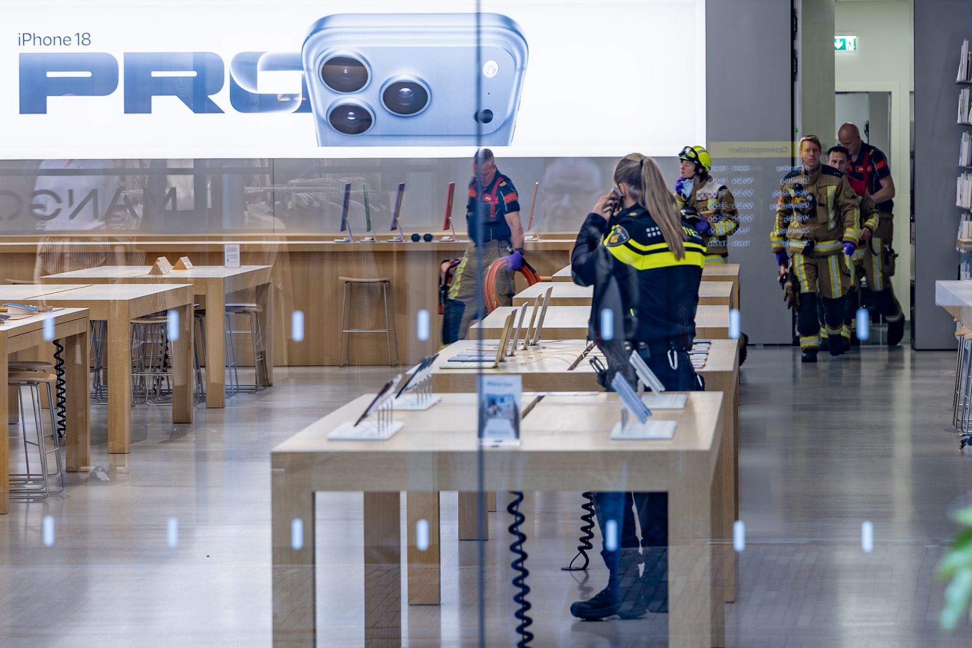 Forensische Opsporing doet onderzoek bij Apple Store