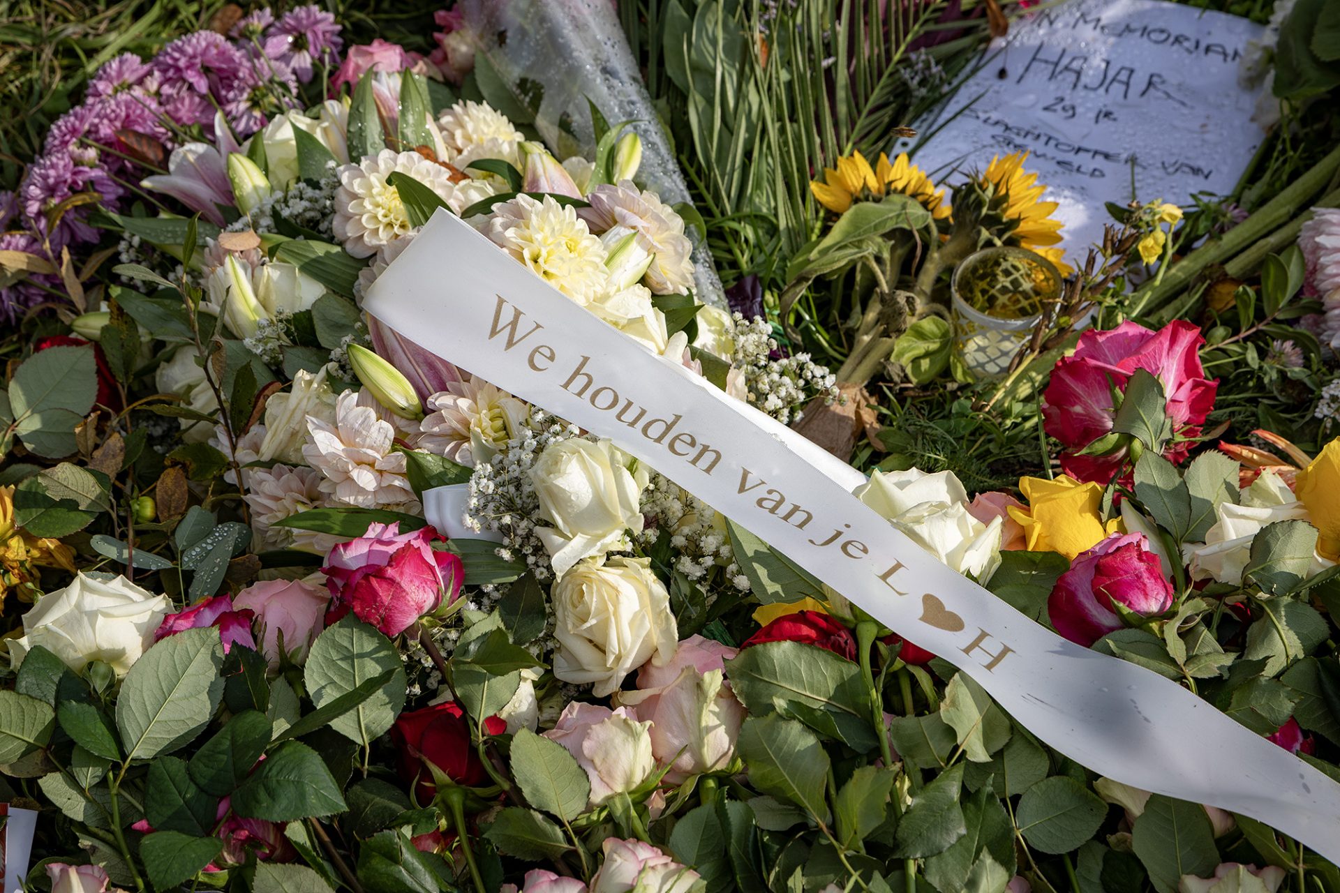 Bloemen neergelegd op plek waar Hajar om het leven kwam