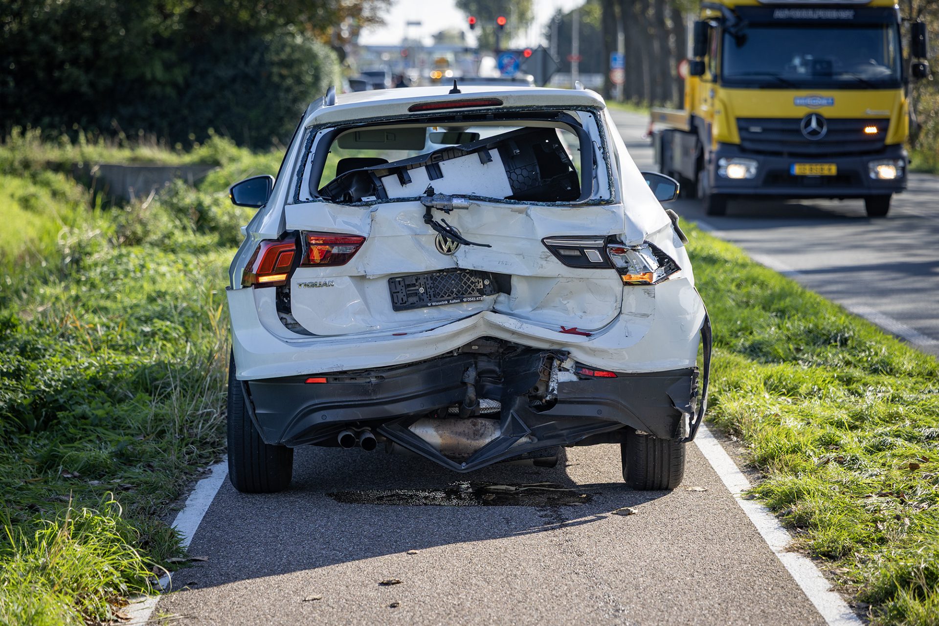 Koelbusje botst achterop auto, één persoon zwaargewond