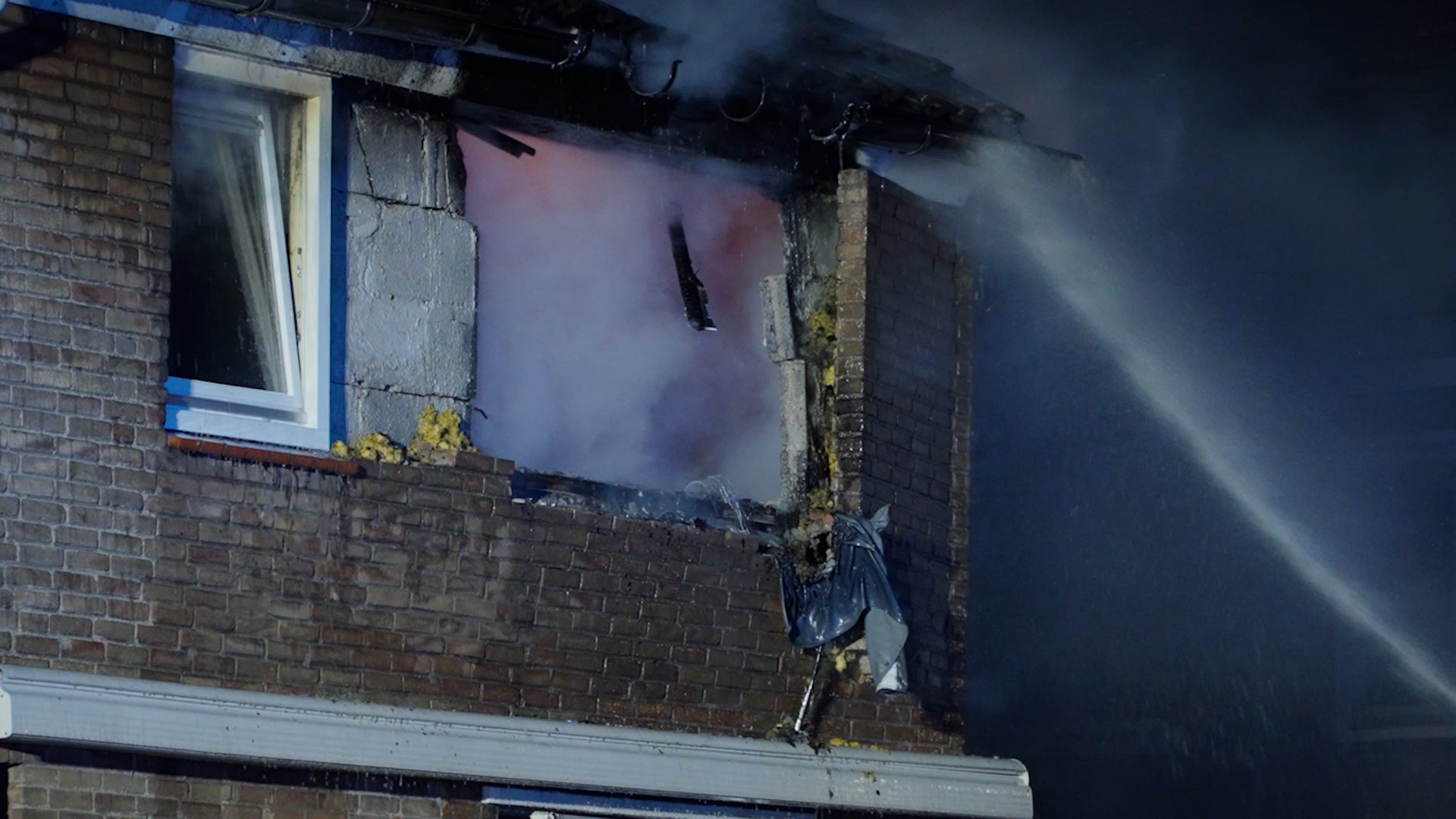 Grote brand verwoest woning, meerdere huizen ontruimd