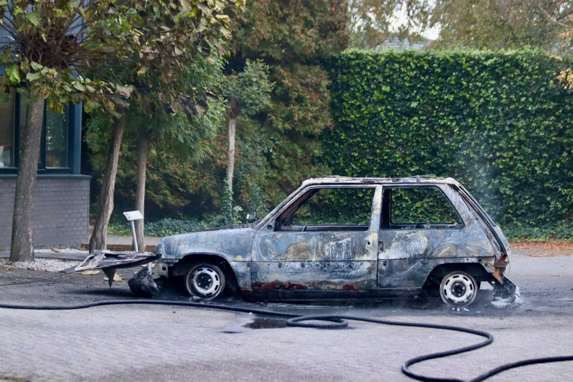 Auto vliegt in brand in pand, twee personen naar ziekenhuis gebracht