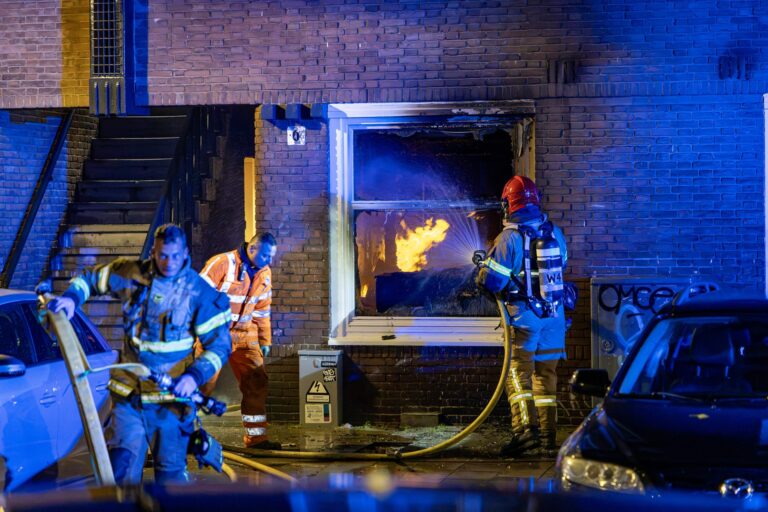 Bewoner springt uit raam bij grote woningbrand, elf personen nagekeken