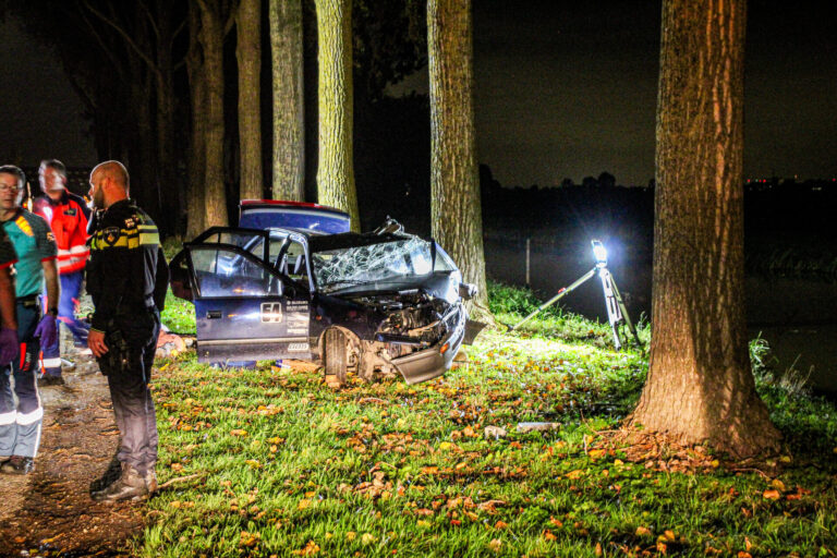 Zware aanrijding met boom, bestuurder mogelijk onder invloed