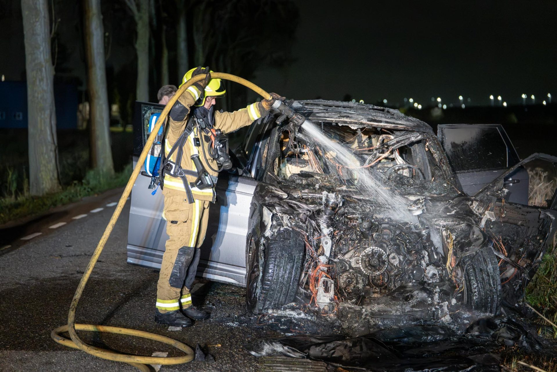 Auto gaat volledig in vlammen op langs afgelegen weg
