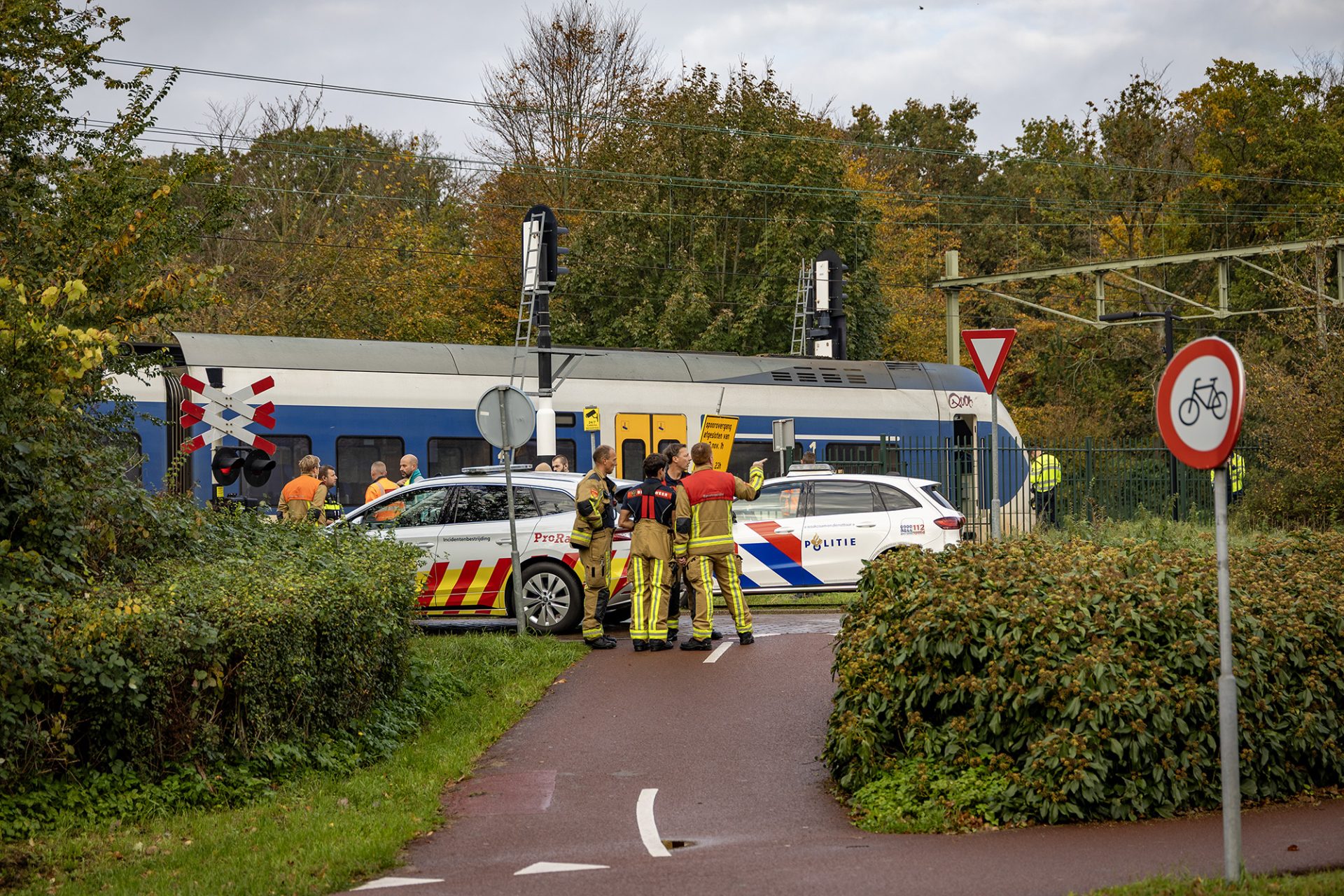 Persoon gewond na botsing met trein bij spoorwegovergang
