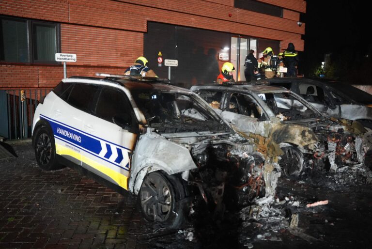 Drie auto’s van handhaving uitgebrand bij gemeentehuis