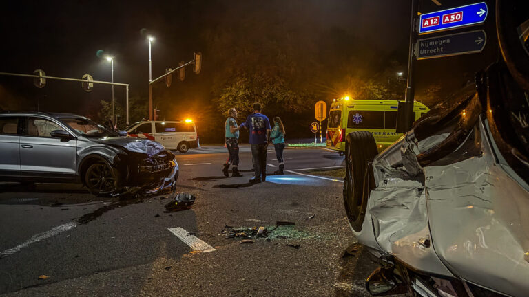 Auto belandt op kop na zware aanrijding op kruispunt in Arnhem