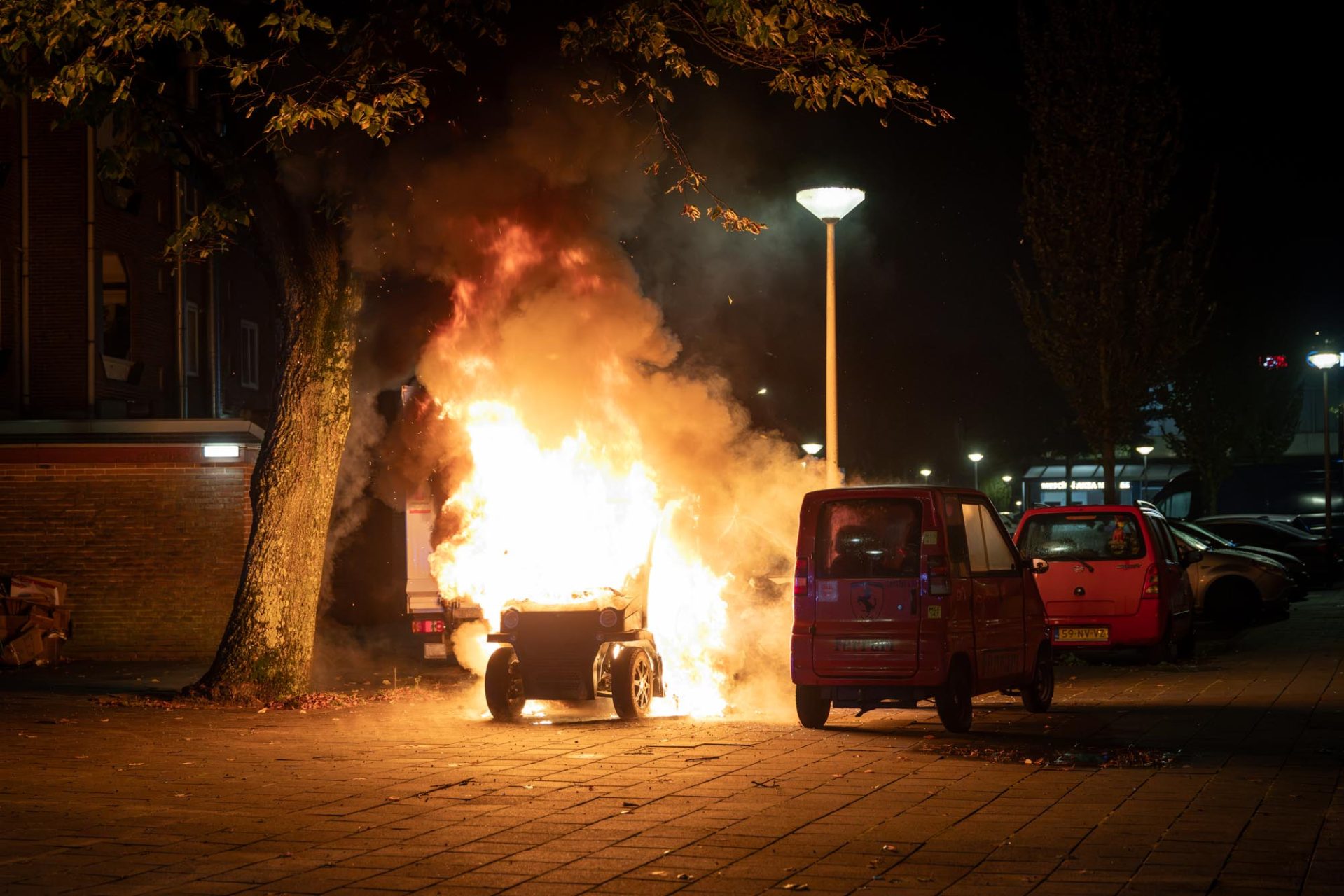 Meerdere brommobielen en scooter uitgebrand, politie doet onderzoek