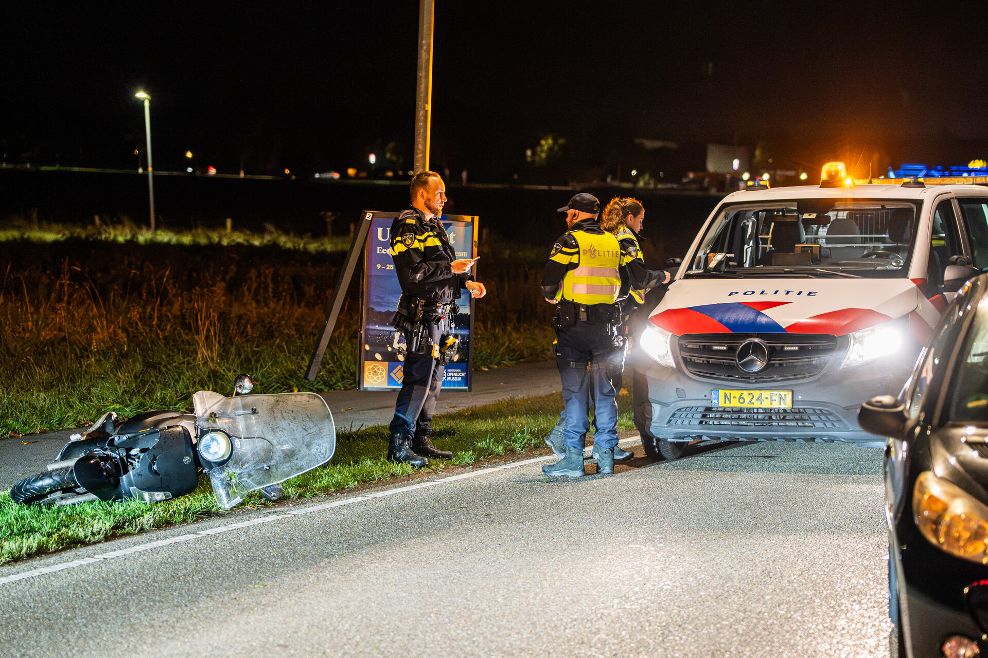Vluchtende scooterrijder geschept door auto in Duiven