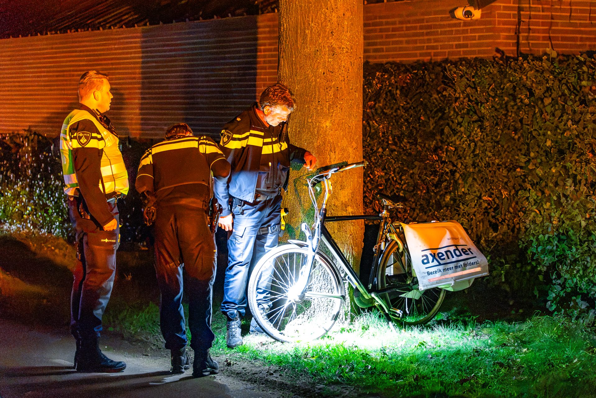 Politie zoekt doorgereden bestelbus na aanrijding met fietser