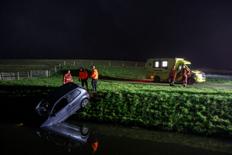 Slapende automobilist belandt met auto in sloot
