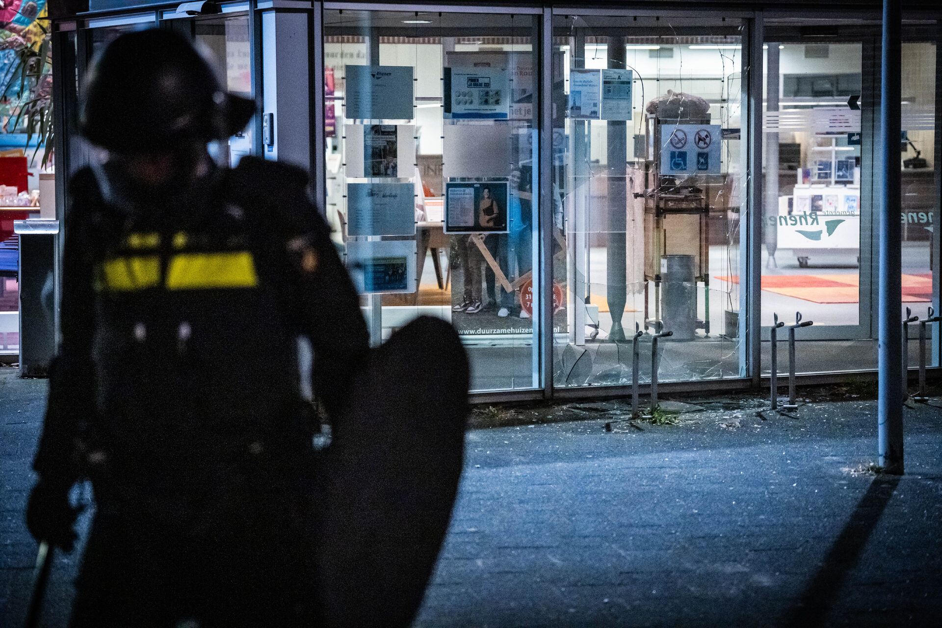 Ruiten gemeentehuis Rhenen vernield na onrust rond asielopvang