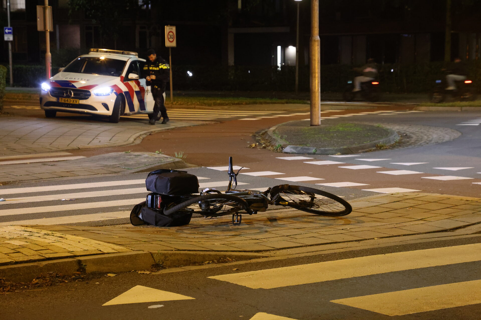 Fietser aangereden op rotonde, automobilist rijdt door