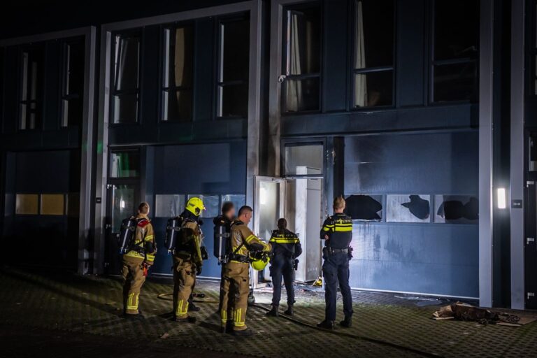 Grote schade na explosie en brand bij bedrijfspand in Arnhem