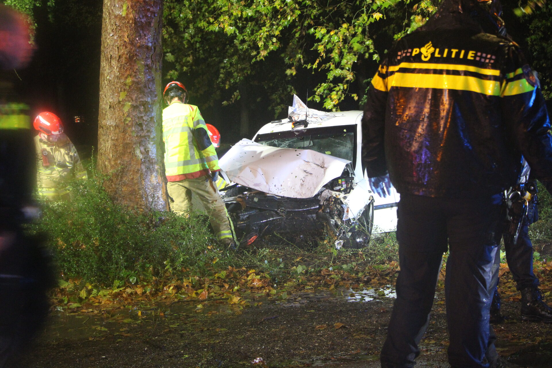 Bestelbus botst tegen boom, inzittende zwaargewond