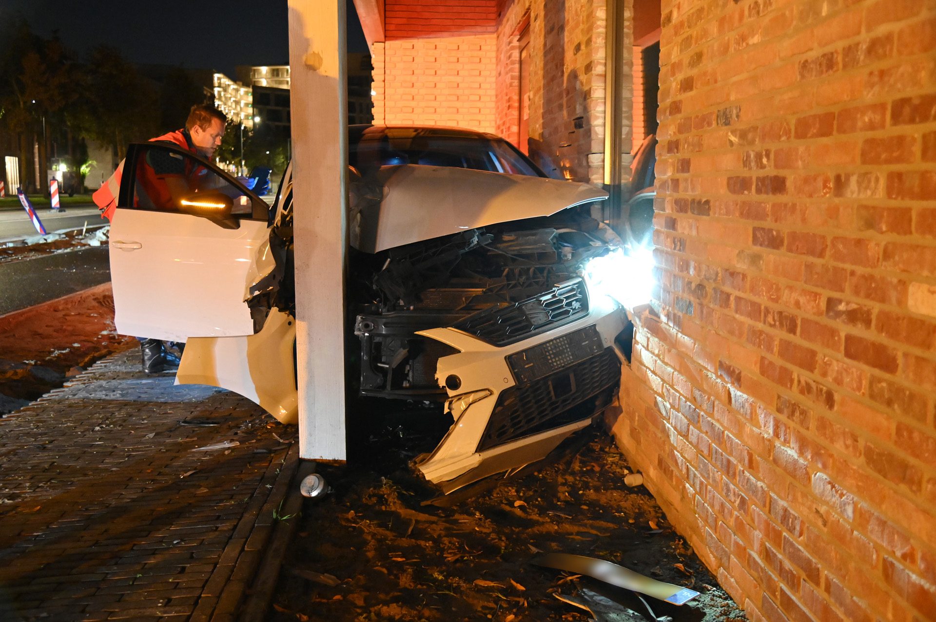 Auto crasht tegen gevel: bijrijder naar ziekenhuis, bestuurder spoorloos