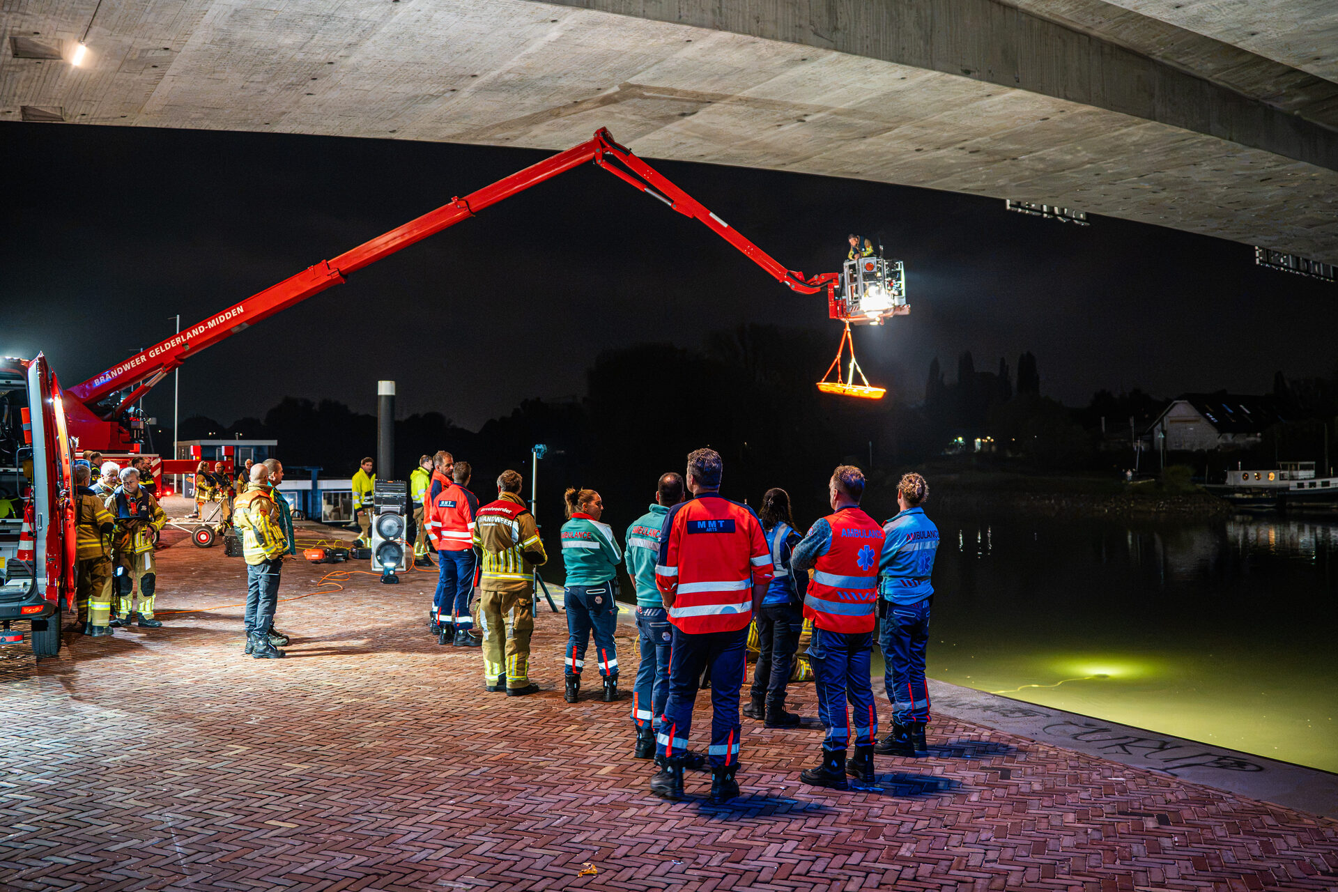 Grote zoekactie naar mogelijke drenkeling bij Nelson Mandelabrug in Arnhem