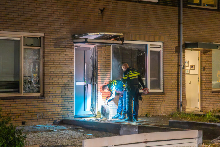 Grote schade na explosie bij voordeur van woning in Arnhem